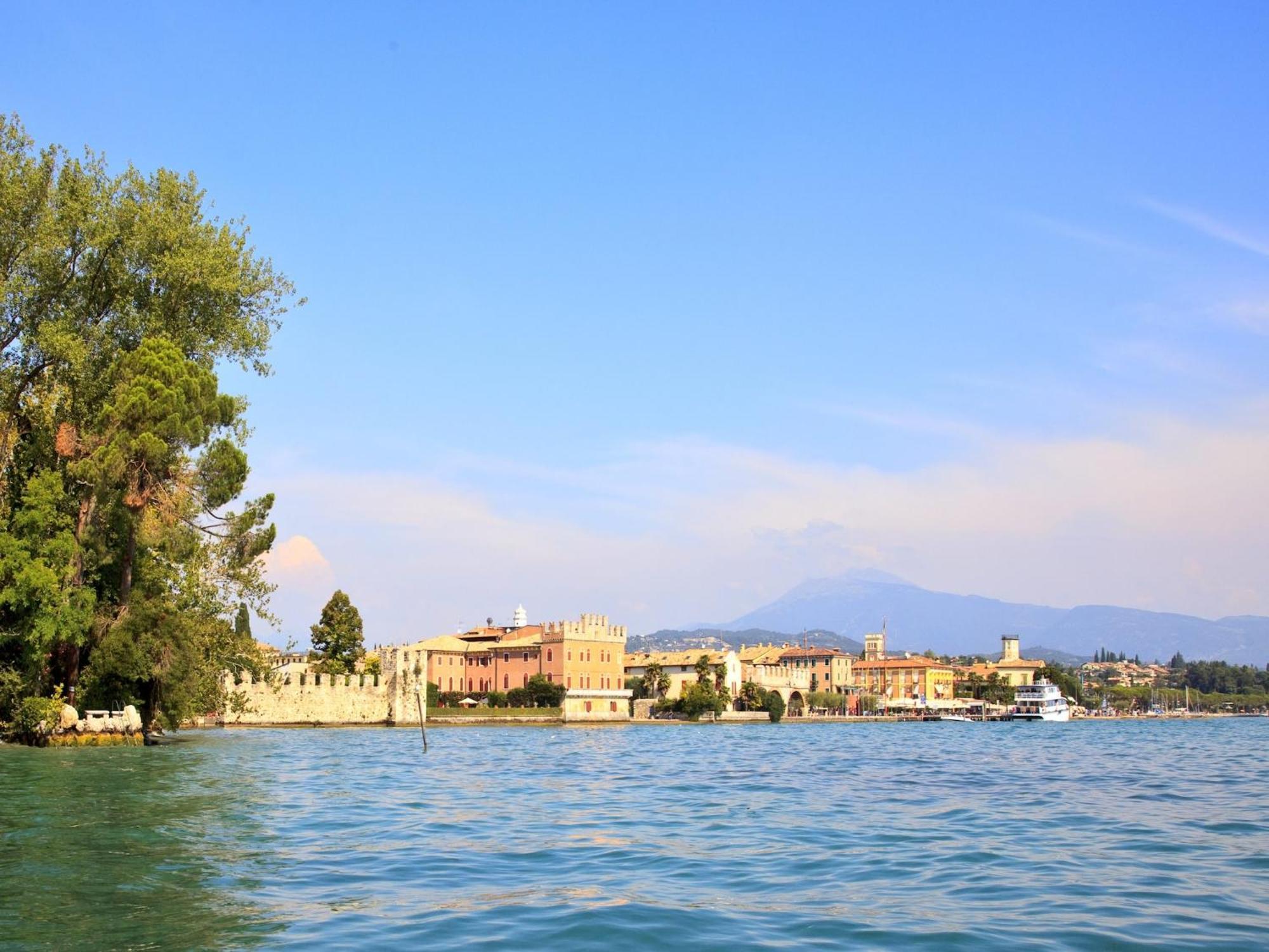 Snug Holiday Home In Lazise With Heating Near Lake Garda Exterior photo